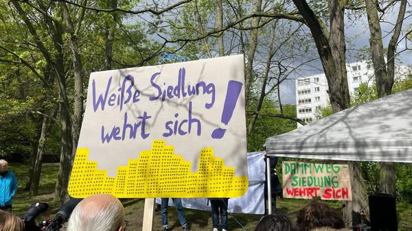 Kundgebung in der Weißen Siedlung, Neukölln, am 20. April 2023
