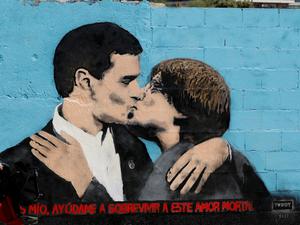 Ein Graffiti in Barcelona zeigt Spaniens Premier Pedro Sánchez (links) in inniger Umarmung mit Separatistenführer Carles Puigdemont. 