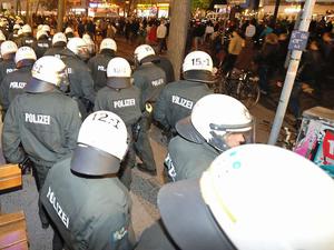 Polizeikette am Hermannplatz.