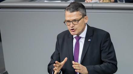 Roderich Kiesewetter (CDU) spricht während der Debatte zum Etat des Auswärtigen Amtes im Bundeshaushalt 2021 im Bundestag.