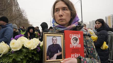 Für viele ein Held. Tausende nehmen Abschied von Alexej Nawalny.