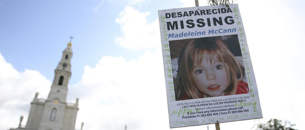 Ein Bild des vermissten britischen Mädchens Madeleine McCann, das aus dem portugiesischen Strandort Praia da Luz in der Algarve verschwunden ist, wird im Schrein von Fatima hochgehalten.