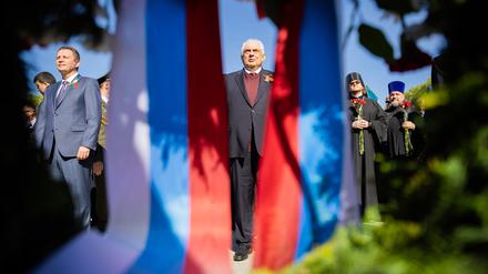 Sergei Jurjewitsch Netschajew (M.), Botschafter der Russischen Föderation in der Bundesrepublik Deutschland, steht am Sowjetischen Ehrenmal im Treptower Park vor Gedenkkränzen. Am 8. und 9. Mai jährt sich die Befreiung vom Nationalsozialismus zum 79. Mal.