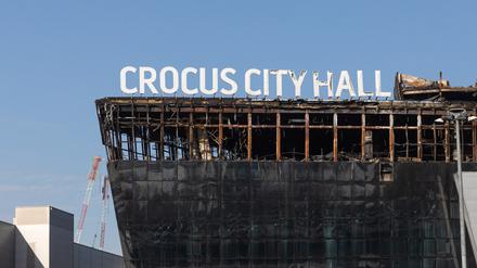 Blick auf die bei einem Terroranschlag  beschädigte Konzerthalle Crocus City Hall. 