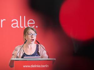 27.04.2024, Berlin: Franziska Brychcy (Die Linke), Landesvorsitzende spricht auf dem Parteitag in Vienna House by Wyndham Andel’s Berlin.
