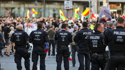 Polizisten bei der „Revolutionären 1. Mai-Demo“ in Berlin.