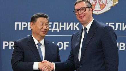 Chinas Präsident Xi Jinping und sein serbischer Amtskollege Aleksandar Vucic (R).