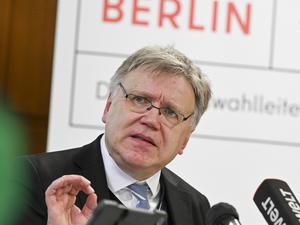 Landeswahlleiter Stephan Bröchler informiert auf einer Pressekonferenz über die Teil-Wiederholung der Bundestagswahl in Berlin am 11. Februar. +++ dpa-Bildfunk +++