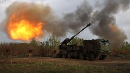TOPSHOT - Gunners from 43rd Separate Mechanized Brigade of the Armed Forces of Ukraine fire at Russian position with a 155 mm self-propelled howitzer 2C22 "Bohdana", in the Kharkiv region, on April 21, 2024, amid the Russian invasion in Ukraine. (Photo by Anatolii STEPANOV / AFP)