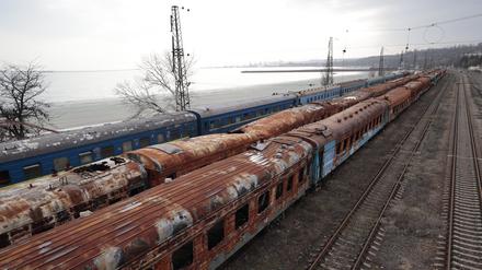 Ausgebrannte Waggons stehen auf den Gleisen des Bahnhofs in der Nähe des Asowschen Meeres in Mariupol. 