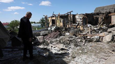 Ein Anwohner untersucht ein durch einen Raketenangriff zerstörtes Privathaus im Dorf Krasylivka bei Kiew. 