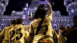 Vor dem Rathaus. Real-Fans feiern in Madrid.