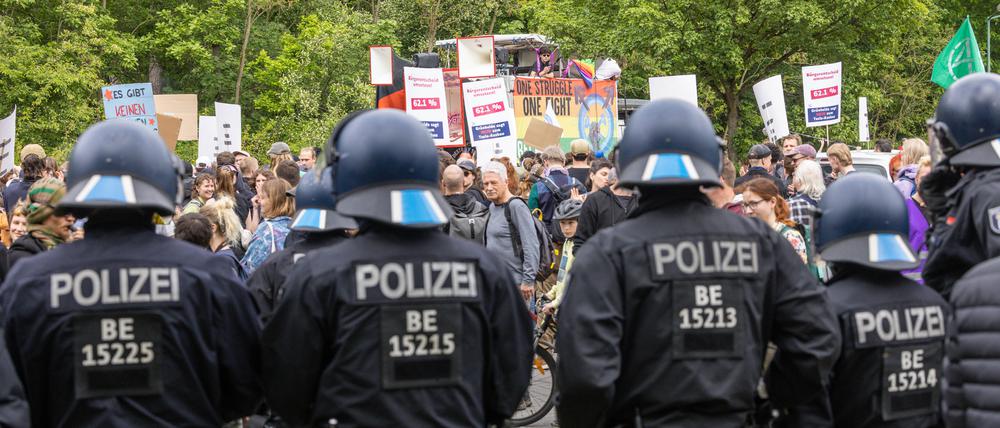 Berliner Polizeikräfte begleiten am Samstag den Protestzug durch Grünheide.