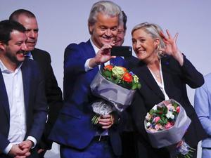 Die Vorsitzende des französischen Front National, Marine Le Pen, und der Vorsitzende der niederländischen Partei für die Freiheit (PVV), Geert Wilders, machen ein Selfie während eines Treffens der europäischen Rechtsextremisten in Koblenz 2017.