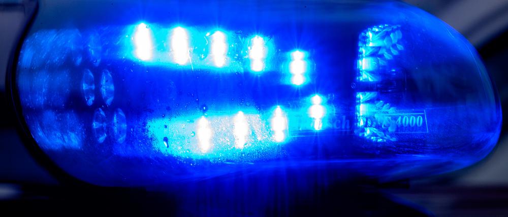 Blaulicht leuchtet auf einem Fahrzeug der Polizei. 