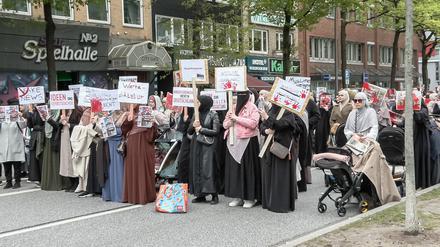 „Muslim Interaktiv“ hetzte am 29. April auf einer Demo gegen Juden.