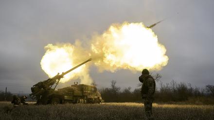 Ukrainische Soldaten feuern eine Haubitze auf russische Stellungen.  