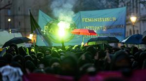 Teilnehmerinnen der linken Demonstration „Take back the night“ in Kreuzberg 2023.
