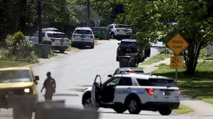 Mehrere Polizeibeamte wurden in Ost-Charlotte, North Carolina, angeschossen, so das Charlotte Mecklenburg Police Department. Beamte der U.S. Marshals Task Force führten eine Untersuchung in einem Vorort durch, als auf sie geschossen wurde.
