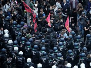 Demonstranten und Kräfte der Polizei am 1. Mai 2023 am Kottbusser Tor. 