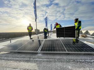 Installation von Solarmodulen der Firma Solarwatt auf dem Dach des Berliner Olympiastadions am 20. Januar 2022. 