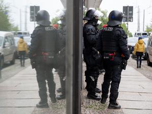 Polizisten vor einem Hauseingang bei einem Einsatz in Leipzig-Connewitz am 24. April 2024.