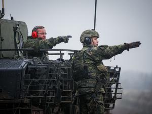 Boris Pistorius (SPD), Bundesminister der Verteidigung, steht mit einem Soldaten bei seinem Antrittsbesuch bei der Bundeswehr auf dem Truppenübungsplatz.