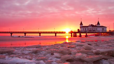 Die älteste Seebrücke Deutschlands steht am Ostseestrand des Seebads Ahlbeck auf der Insel Usedom.