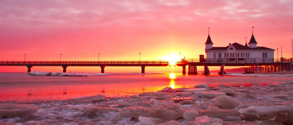 Die älteste Seebrücke Deutschlands steht am Ostseestrand des Seebads Ahlbeck auf der Insel Usedom.