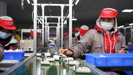 Menschen arbeiten in einer chinesischen Fabrik (Symbolbild)..