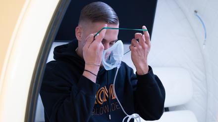 Der Amateurfußballer Oliver Marić sitzt in der Sauerstoffdruckkammer.