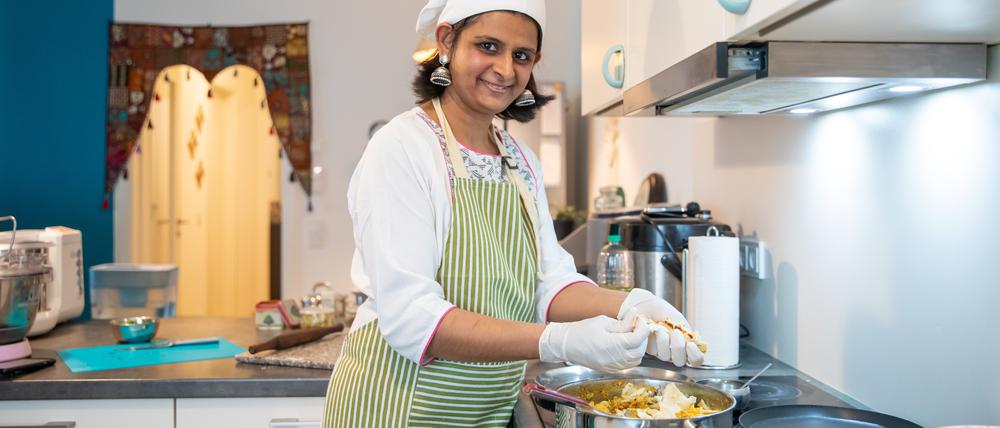 Köchin Suchitra Mohan kocht zu Hause in ihrer Kücher inische Gerichte aus ihrer Heimat für einen Lieferservice.