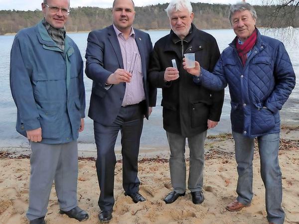 Ortstermin mit Wasserproben: Stadtrat Bewig (2.v.l.) und der Abgeordnete Peter Trapp (3.v.l.) mit Vertretern der Gatower CDU.