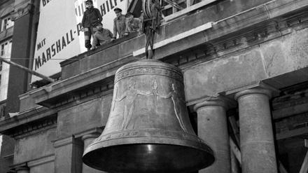 Archivfoto vom 24. Oktober 1950, auf dem die Berliner Freiheitsglocke, die mit einer feierlichen Kundgebung auf den eingerüsteten Turm des Schöneberger Rathauses hochgezogen wird.