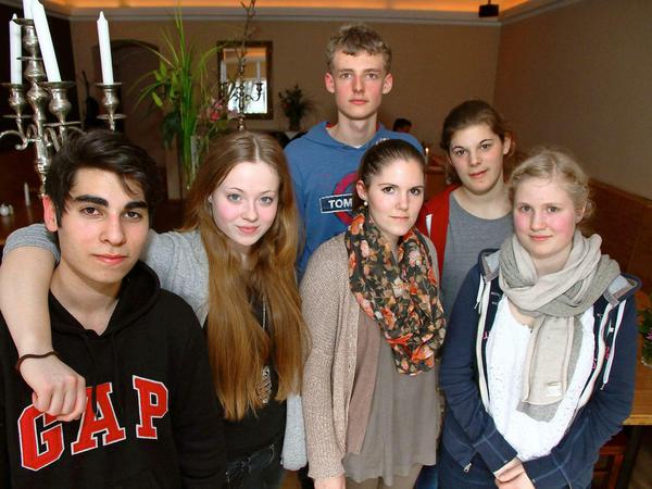 Der Autor Ege Alp (links) gehört zu den Schüler-Reportern des Zehlendorf Blog. Neben ihm Linda Podszus, Stefanie Engel, Carlotta Schirrmacher und Alea Mostler (v.l.n.r.) sowie Robert Moleda (hinten).