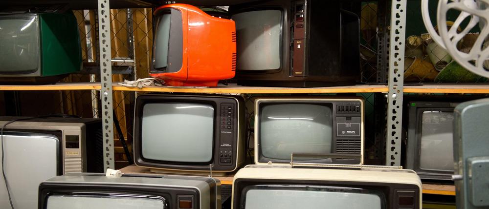 Um auf einem alten Röhrenfernseher weiterhin fernzusehen, wird ein Digital-Dekoder benötigt.