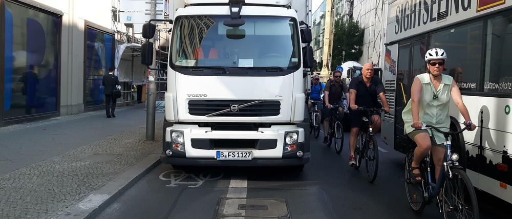 Gefährlich oder nicht? Ein Lkw blockiert den Radweg. Radfahrer müssen ausweichen. 
