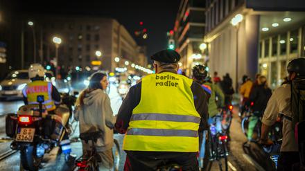 Als die Critical Mass 1997 in Berlin startete, versuchte die Polizei noch, die Ausfahrten zu verhindern. Heute begleitete sie die Radfahrenden auf ihrer Strecke mitten durch die Stadt.