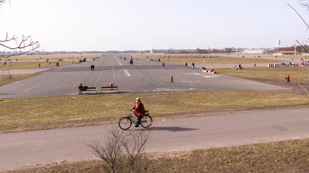 Wohnen auf dem Flugfeld. Der Regierende Bürgermeister spricht sich für eine Randbebauung des früheren Flughafens Tempelhof aus.