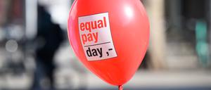 Ein Ballon mit Aufschrift „Equal Pay Day“ fliegt in der Innenstadt. Der Equal Pay Day am 07. März soll auf die Lohnlücke zwischen Frauen und Männern aufmerksam machen. +++ dpa-Bildfunk +++