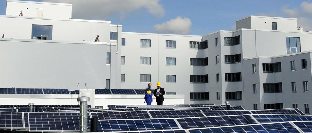 Die Zukunft liegt für Aygül Özkan im Quartier. Jedes Dach sollte eine Solaranlage haben – wie hier bereits in der Gropiusstadt.