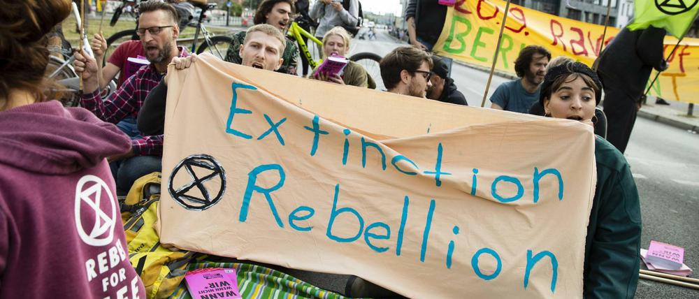 Klimaaktivisten und -aktivistinnen von Extinction Rebellion bei einer Straßenblockade in Berlin am 5. September.