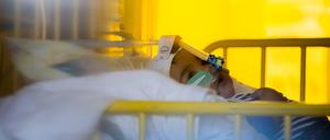Ein Junge mit einem Atemwegsinfekt auf der Intensivstation der Kinderklinik des St. Joseph-Krankenhauses in Berlin.