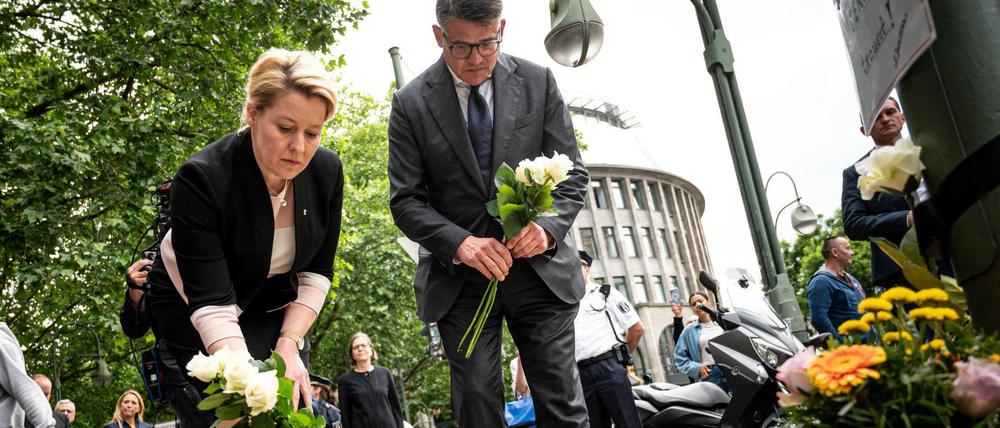 Franziska Giffey (SPD), Regierende Bürgermeisterin von Berlin, und Boris Rhein (CDU), Ministerpräsident von Hessen, besuchen den Ort der Amokfahrt und legen Blumen nieder in Trauer um die getötete Lehrerin und zahlreichen Verletzten nach der Todesfahrt am Mittwoch.
