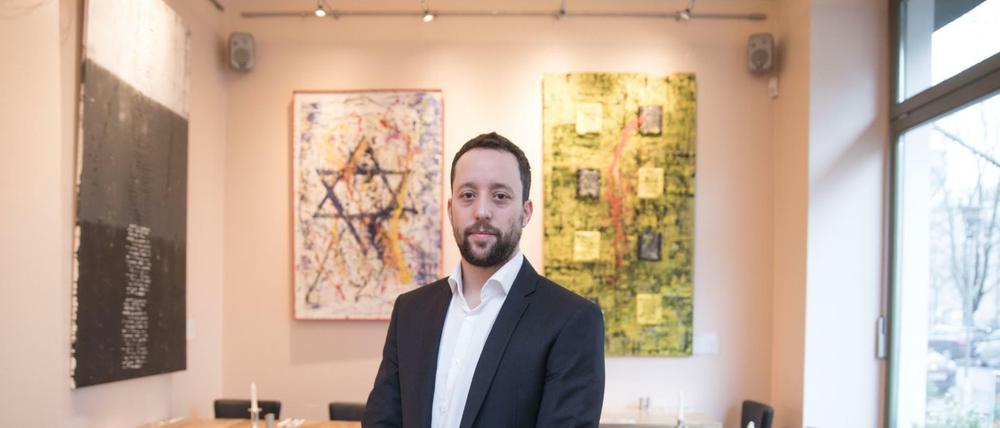 Hat Nerven bewiesen. Yorai Feinberg in seinem Restaurant in Schöneberg. Er stammt aus Israel und wurde mehrfach von Antisemiten bedroht.