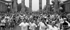 Hinterm Brandenburger Tor geht's weiter. Der Berlin-Marathon 1990 ging erstmals auch durch Ost-Berlin.