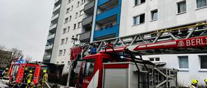 Ein Brand in einem elfgeschossigen Hochhaus in Berlin-Hellersdorf hat am Samstag die Feuerwehr auf den Plan gerufen.