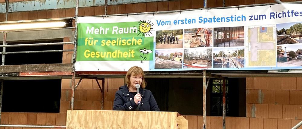 „Nachhaltig verbesserte medizinische Versorgung“: Stadträtin Carolina Böhm (SPD) beim Richtfest Ende Oktober 2023.
