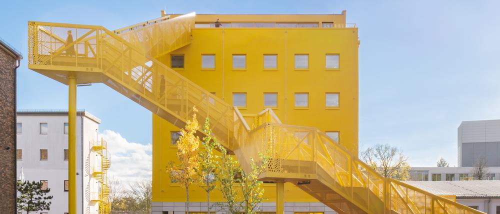 Haus eins auf dem Campus der Berliner Union Film-Studios in Tempelhof, die heute als „Atelier Gardens“ firmieren. Das Haut hat vier Büroetagen à 350 Quadratmeter. Die Mietpreise starten bei zwanzig Euro pro Quadratmeter. Je höher es hinaufgeht, desto teurer wird es.