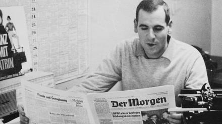 Christoph Müller war zuständig für die Rubrik "Ost-Berlin in der Ostpresse" - mit täglicher Zeitungslektüre. (Foto 1964)